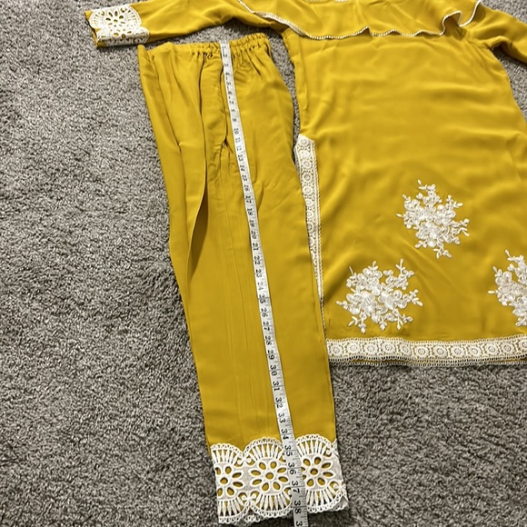 Kurta kameez pants off shoulder, mustard yellow white lace long sleeve - Picture 12 of 14